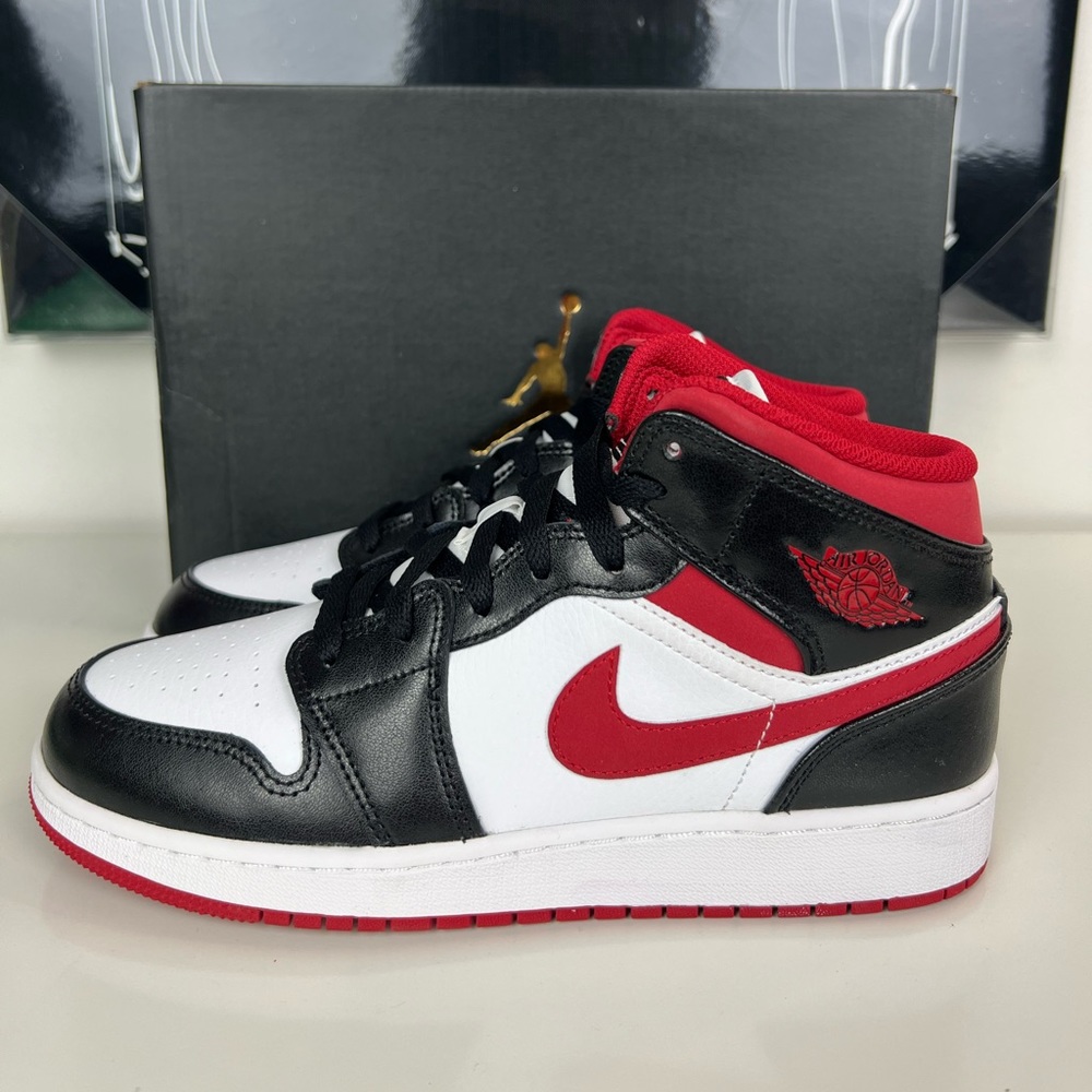 Air Jordan 1 Mid (GS) Gym Red Black White DJ4695-122 Size 5.5Y/ Women’s Size 7